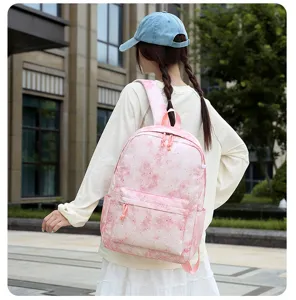 Vue détaillée d'un sac à dos rose dégradé motif étoiles en extérieur avec bretelles et poche.