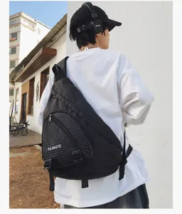 Zwarte driehoekige sling-rugzak, grote schoudertas voor outdoor sporten en dagelijks gebruik.