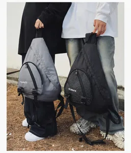 Gedetailleerd overzicht van casual schuine driehoekige rugzak, outdoor sportstijl.