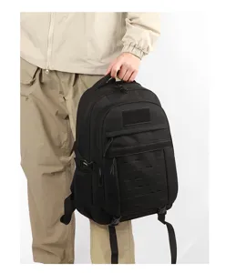 Detailansicht des schwarzen multifunktionalen Outdoor-Taktikrucksacks mit MOLLE-Gewebe.