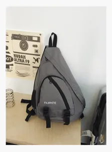 Grijs casual sling rugzak, grote driehoekige tas voor buitensporten en reizen.