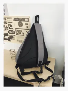 Casual driehoek sling rugzak, ademende mesh rug, grote capaciteit outdoor crossbody tas.