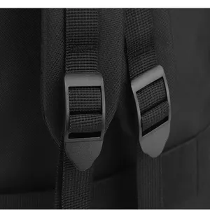 Schwarzer Rucksack Schultergurt Detailansicht mit strapazierfähigem Gurtband und Schnallen.