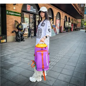 Vue détaillée du grand sac à dos de fitness d'extérieur violet multifonctionnel pour les voyages.
