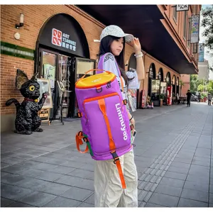 Vue de détail extérieure montrant le sac à dos de voyage violet tendance dans la rue.