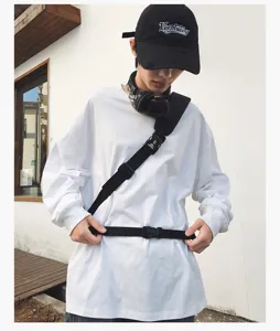 Gedetailleerde opname van een streetwear tactische crossbody tas gedragen door een model.