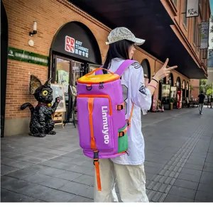 Vue détail exterieure élégante du sac à dos de voyage et de sport coloré et polyvalent.