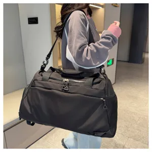 Grand sac de voyage noir avec sangles multifonctionnelles pour le sport et le fitness.
