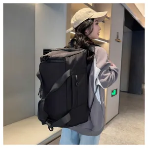 Vue détaillée du sac à dos de voyage multifonctionnel noir pour le sport et le fitness.