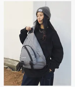 Grijs casual sling rugzak voor heren en vrouwen, stijlvolle driehoekige crossbody tas voor reizen.