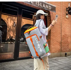 Vue détaillée du sac à dos de voyage décontracté en gris avec des accents orange et verts.
