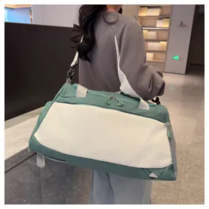 Vue détaillée du sac à dos de voyage multifonctionnel avec compartiment chaussures et séparation.