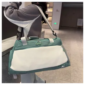 Sac de sport de voyage polyvalent avec grande capacité, séparation humide et sangles.