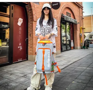 Grand sac à dos de voyage, sac de sport et de fitness multifonctionnel vue de détail.