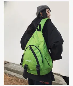 Grote groene driehoekige crossbody rugzak voor buitensporten, wandelen en dagelijks gebruik.