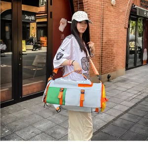 Détail du sac de voyage d'extérieur avec poches multiples et sangles orange vives.