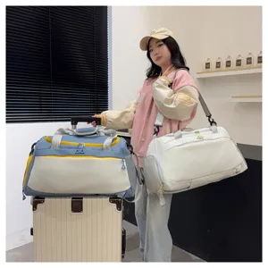 Sac de voyage polyvalent grande capacité avec compartiment chaussures et séparation sec humide.