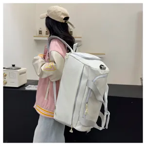 Sac à dos de voyage multifonctionnel avec grande capacité et séparation humide-sec.