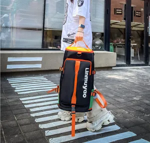 Vue détaillée du sac de voyage de sport multifonctionnel avec design coloré et sangles.