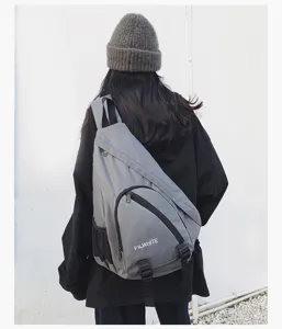 Gedetailleerd aanzicht van grijze ergonomische driehoekige sling-rugzak voor outdoor.