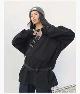 Casual zwart streetwear-top met lange mouwen en veelzijdig banddesign voor mode.
