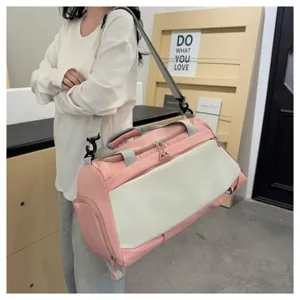 Grand sac de sport de voyage rose et blanc avec bandouliere pour le fitness et le yoga.