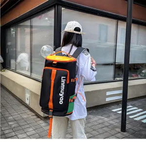 Détail du sac à dos de voyage avec grande capacité, tissu très résistant et bretelles confortables.
