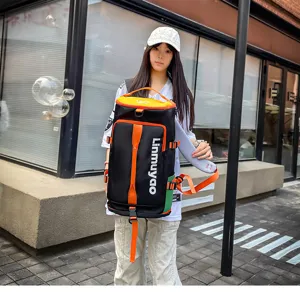 Sac à dos de voyage multifonctionnel, grand sac de sport décontracté en noir et orange vif.