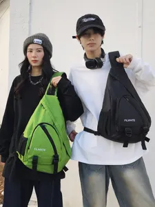Driehoekige crossbody rugzak voor buitensport, fietsen en vrije tijd, grote capaciteit tas.