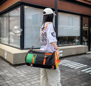 Vue détaillée du sac de sport multicolore avec un design colorblock et une sangle réglable.