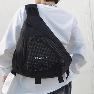 Zwarte driehoekige crossbody rugzak voor vrije tijd, sling bag voor fietsen en buitenactiviteiten.