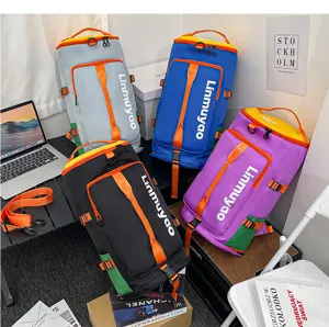 Vue détaillée de sacs de voyage multifonctionnels à grande capacité en plusieurs couleurs.