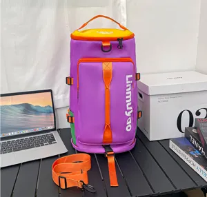 Vue détaillée du grand sac à dos de voyage cylindrique avec sangles violettes et orange.