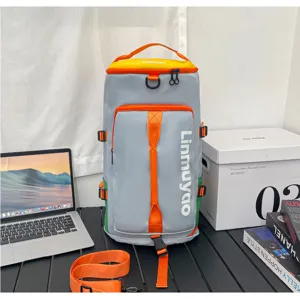 Sac à dos de sport de voyage grande capacité multifonction avec sangles orange.