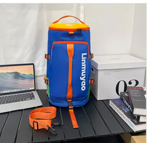 Vue détaillée du grand sac à dos de voyage cylindrique au design bleu et orange vibrant.