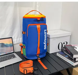 Vue détaillée du sac à dos de voyage en nylon bleu grand volume avec sangles orange.