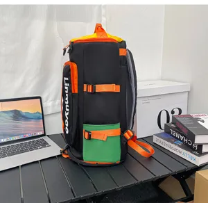 Sac à dos de voyage polyvalent avec design coloré, grande capacité pour le plein air et sport.