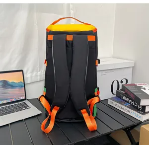 Vue detaillee du grand sac à dos de voyage de loisir avec accents orange et jaunes, polyvalent.