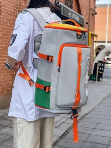 Grand sac à dos de voyage avec multi-poches, style élégant gris et orange moderne.