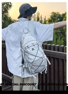 Leichter Outdoor-Wanderrucksack mit atmungsaktivem Mesh und grossem Stauraum für Reisen.