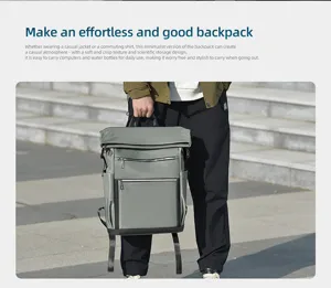 Zaino grigio arrotolabile in dettaglio con grande capacità e stile minimalista.