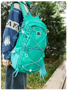 Grüner Outdoor-Sportrucksack Detail mit strapazierfähigem Stoff und Seitentaschen.