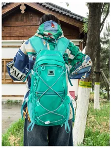 Outdoor Sport Rucksack in hellem Grün, detaillierte Ansicht der Rückseite und Bänder.