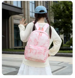 Vue de détail extérieure du sac à dos d'école rose dégradé étoile porté par mannequin.