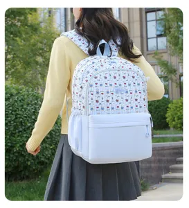 Vue détaillée du joli sac à dos d'étudiant avec motif d'ours et bretelles confortables.