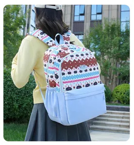 Vue détaillée du sac à dos style ethnique avec motifs colorés et grande poche de rangement.