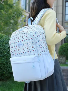 Sac à dos décontracté bleu clair avec motif d'ours et de fraise pour un usage quotidien.