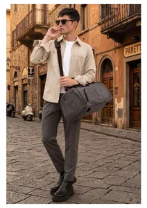 Vue detaillee du grand sac de voyage en toile pour homme dans une scene de rue europeenne.