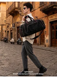 Scène extérieure détaillée de sac de voyage durable en toile noire avec poignées.
