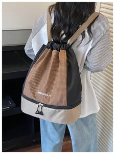 Nahaufnahme des Unisex Karomuster Kordelzug Rucksacks mit getrennten Fächern für Sport.